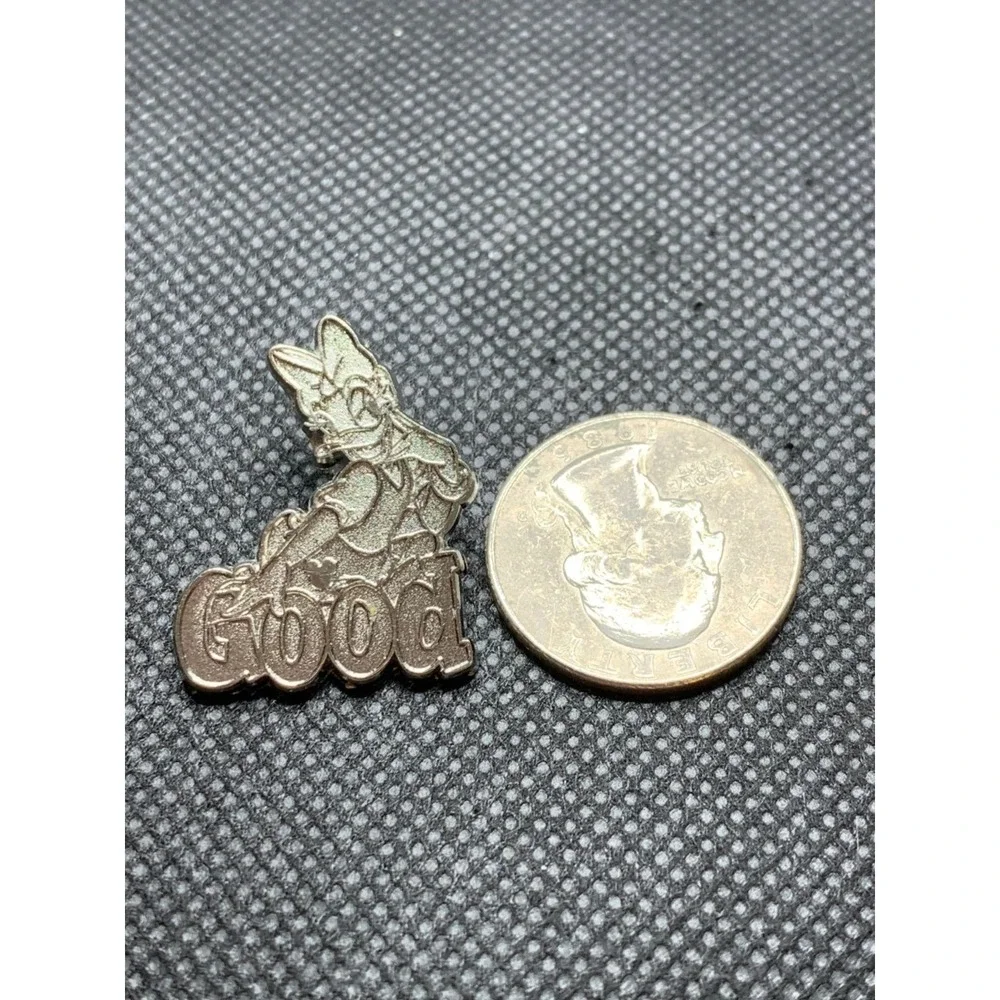 2011 Daisy Duck Good Disney pin hidden Mickey silver chaser